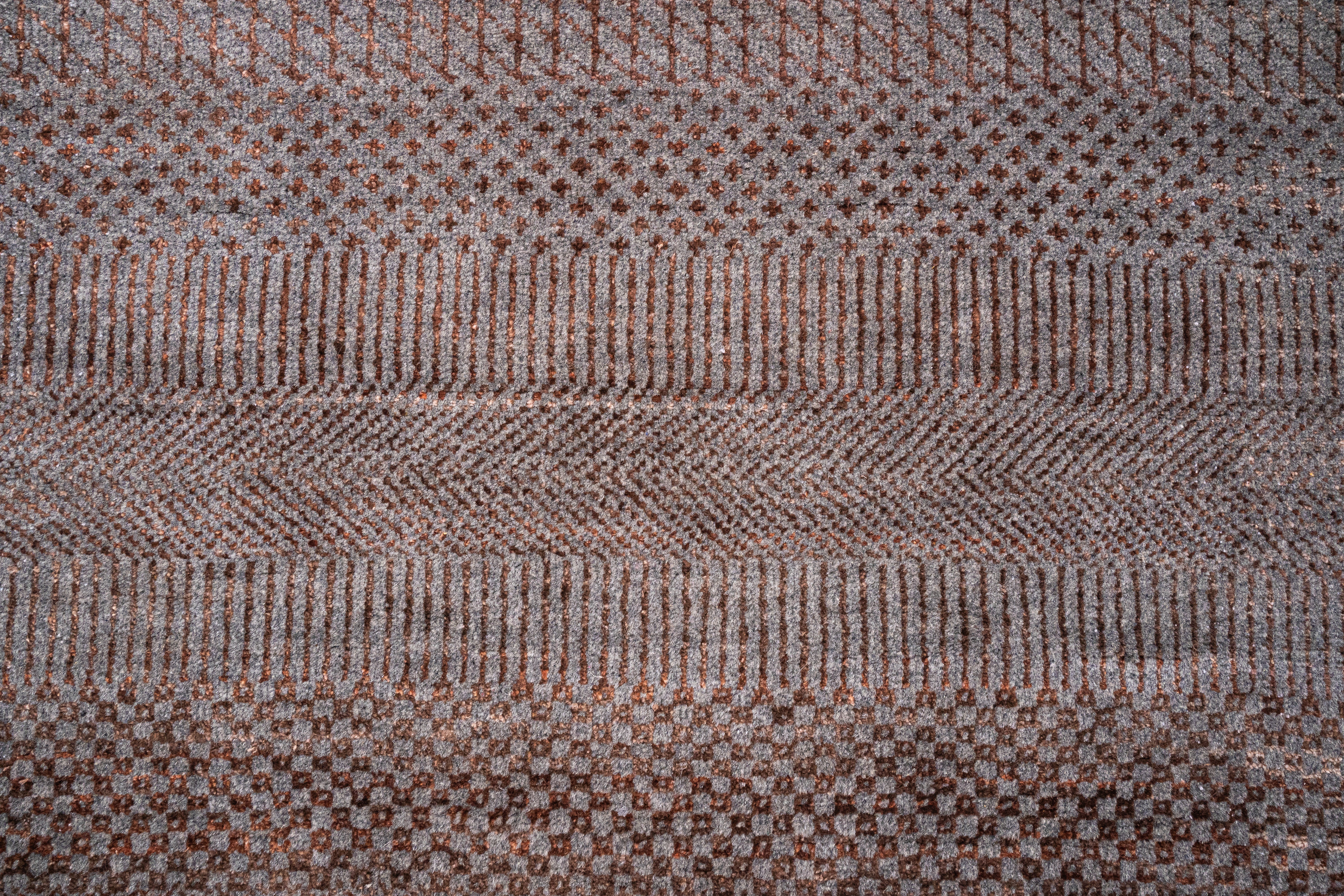 Handknotted Carpet, DIA - 548 MCN, Grey & Brown
